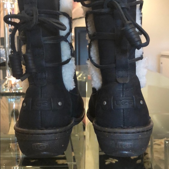 ❤️UGG AKADIA BLACK BOOTS MORE SIZES IN!❤️ - Picture 3 of 5